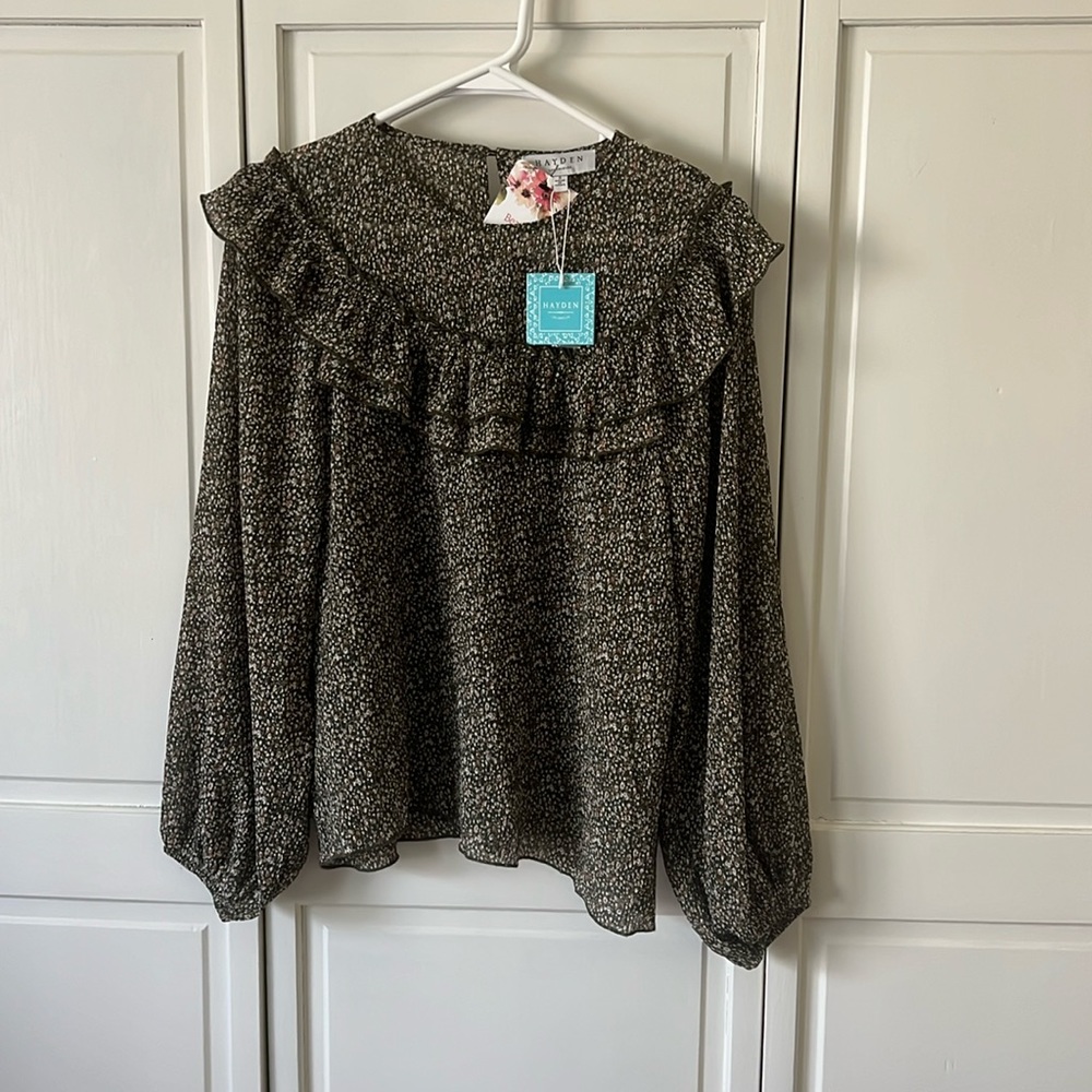 Cute tiny print green and white flowered blouse.